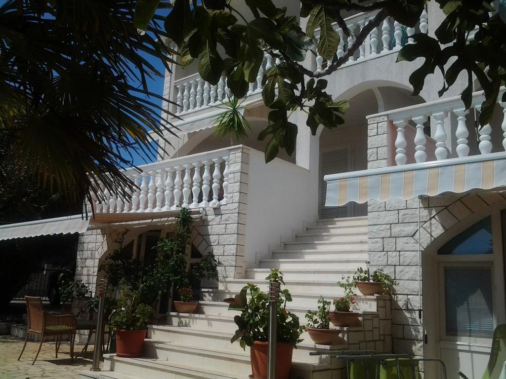 Rora Apartment