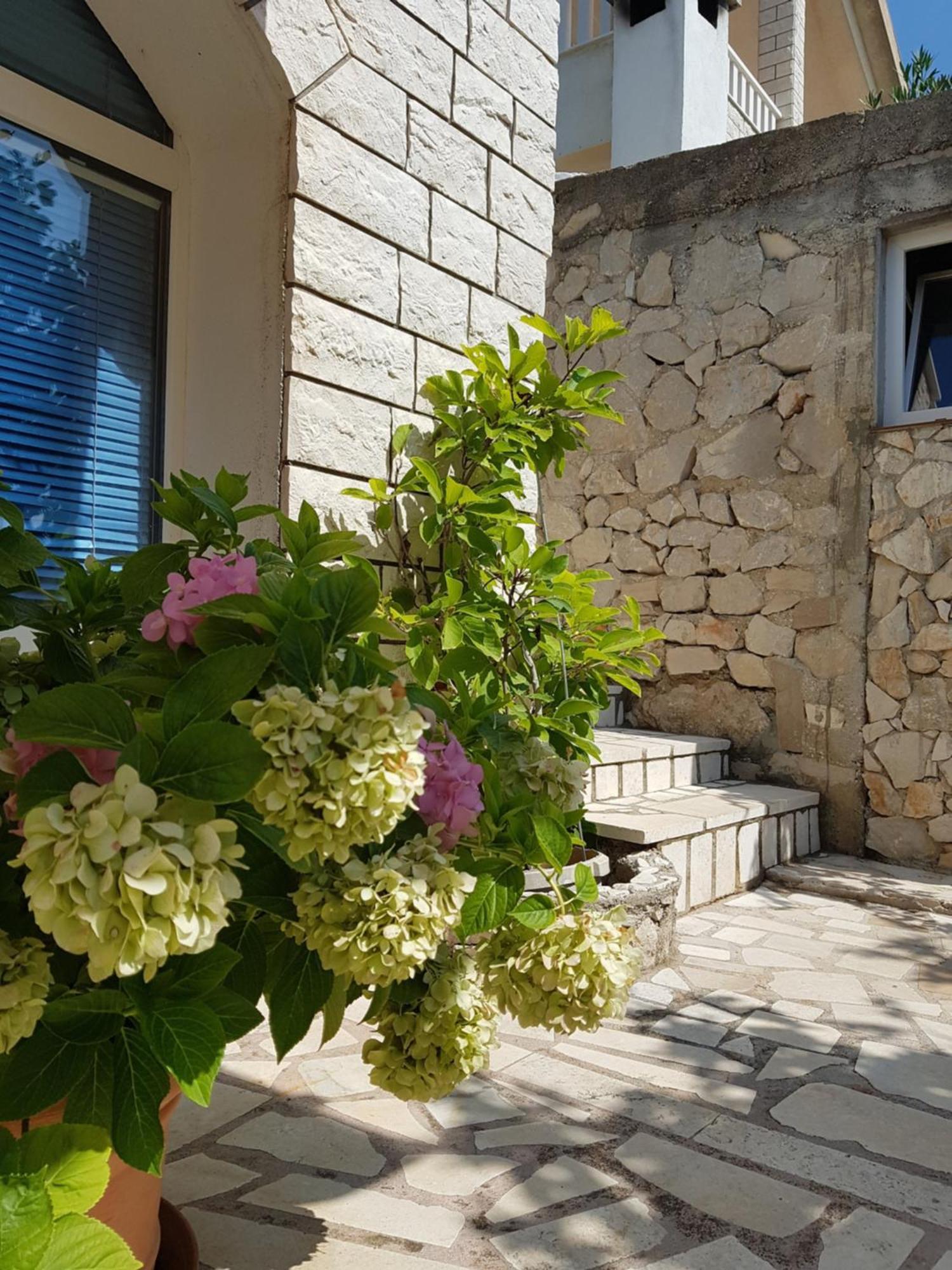 Rora Apartment *