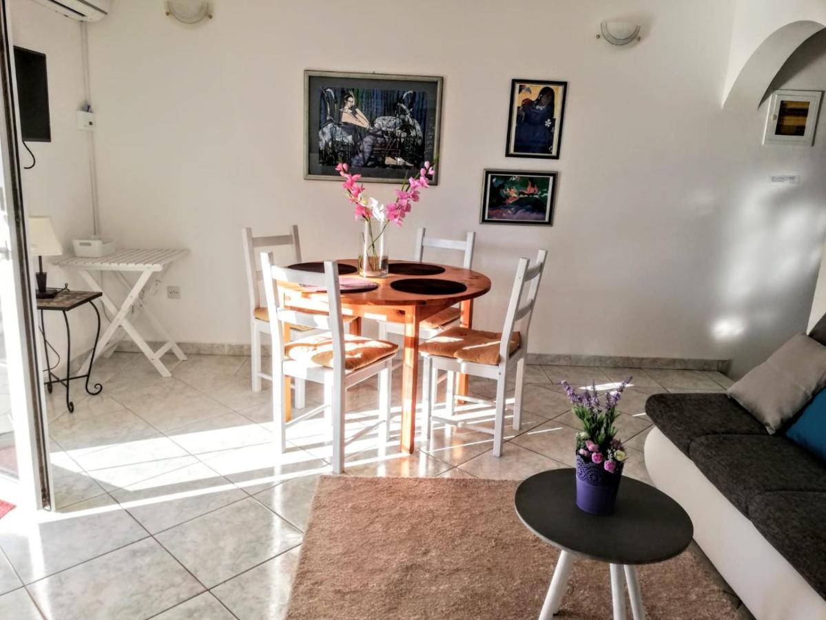 Rora Apartment *
